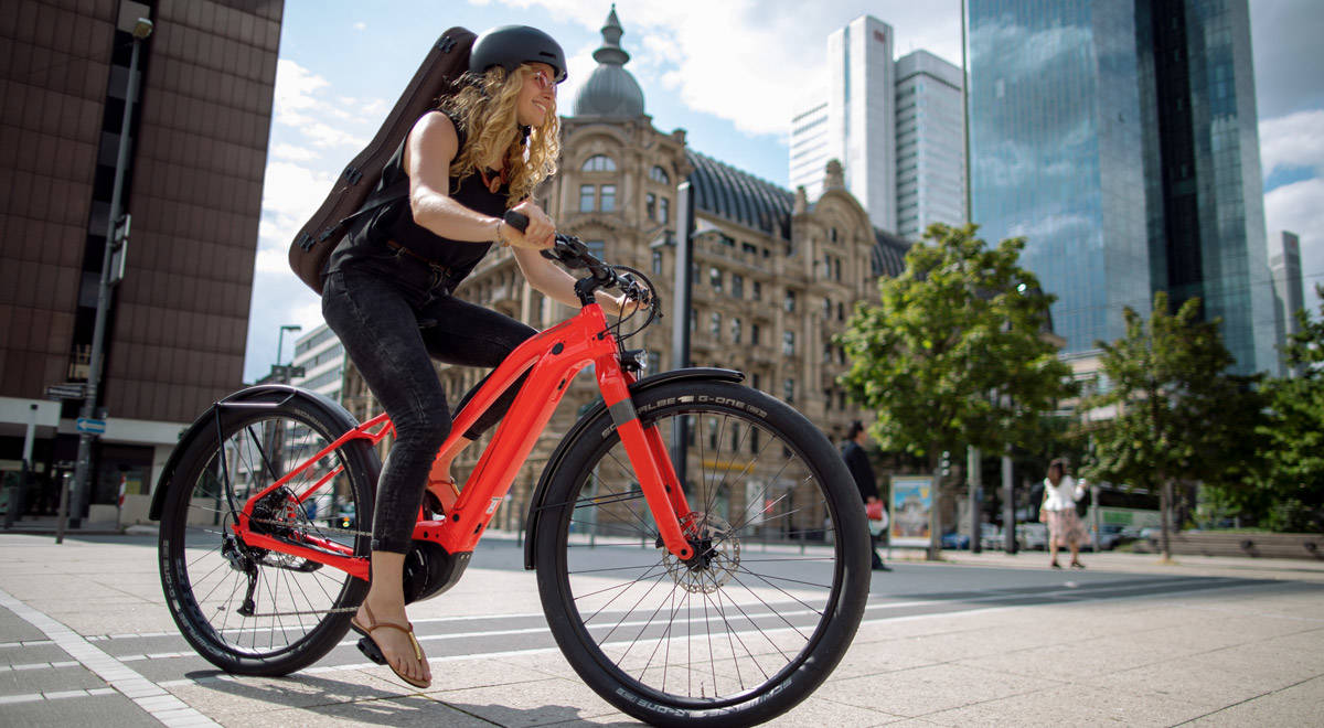 GipfelBiker Frau mit E-Bike in Stadt